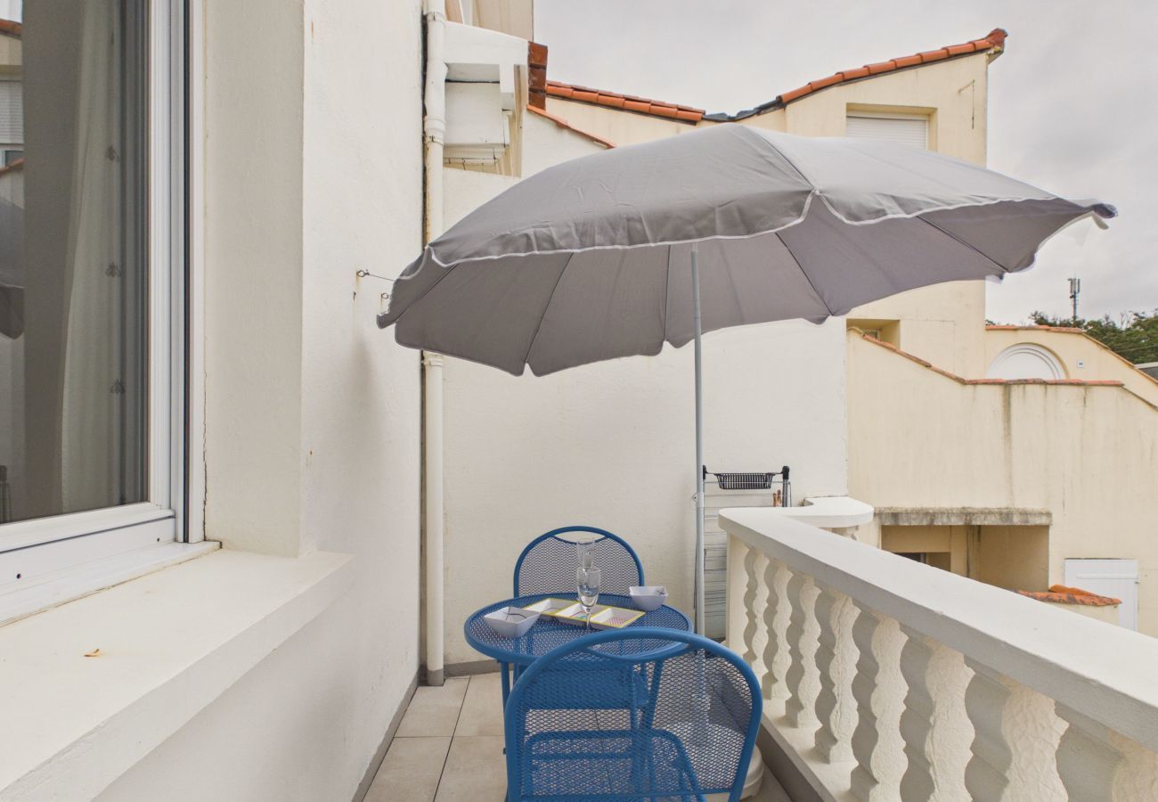 Apartment in Longeville-sur-Mer - Beach 100m away, apartment with terrace for 4