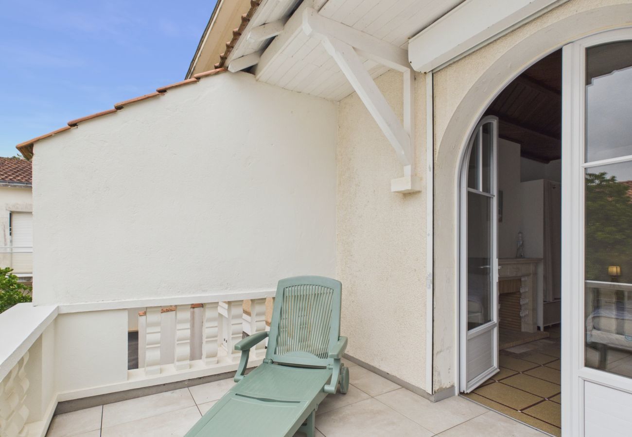 Apartment in Longeville-sur-Mer - Beach 100m away, apartment with terrace for 4