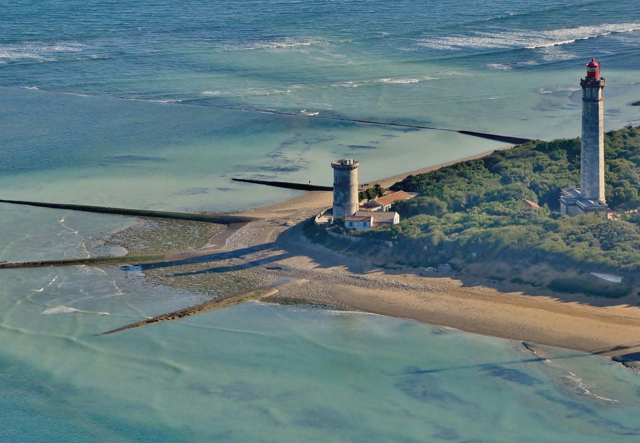 House in Rivedoux-Plage - Stay for 2, 50m from beach, garden & BBQ