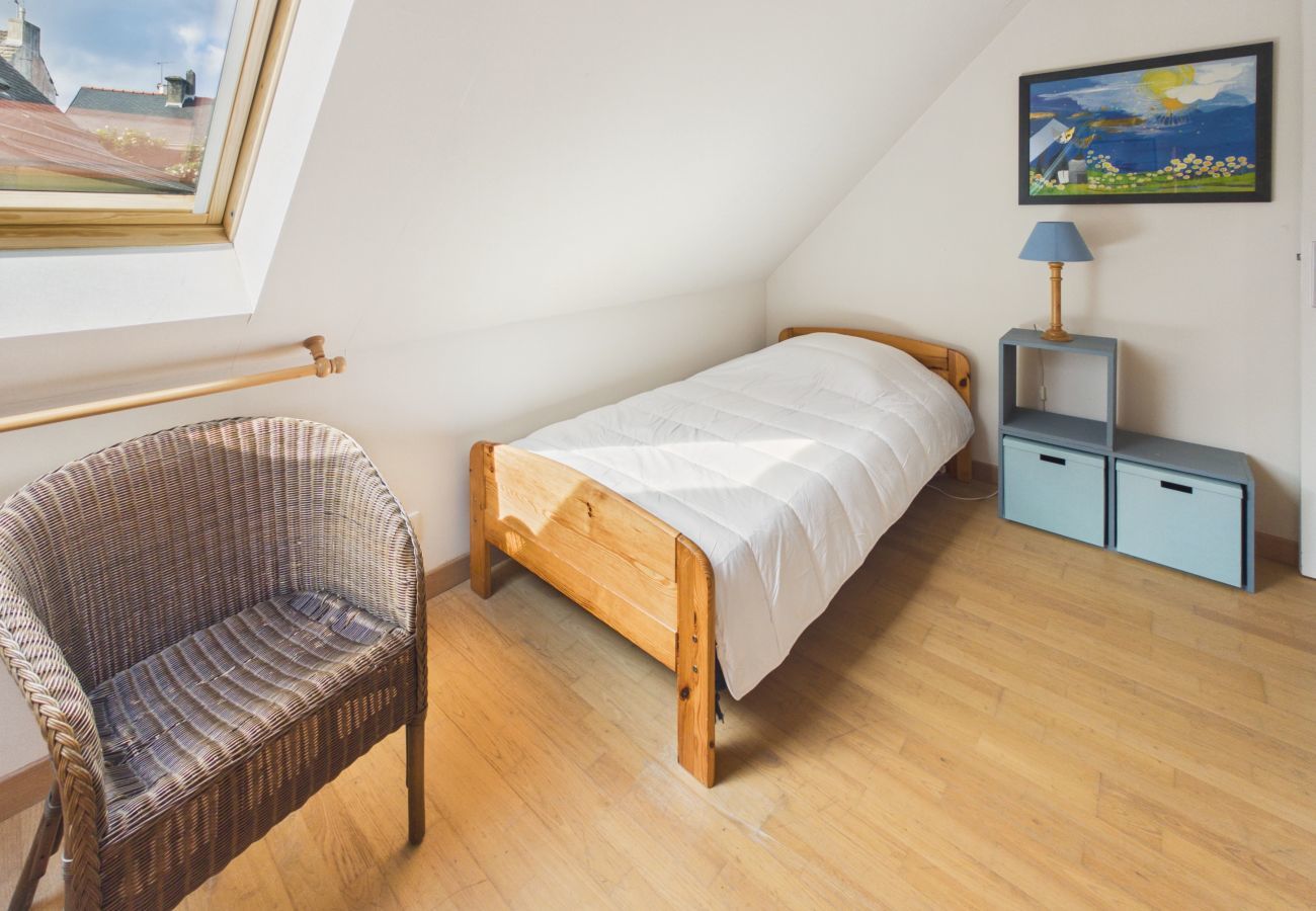 House in Fouesnant - House for 8, fenced garden, terrace & BBQ