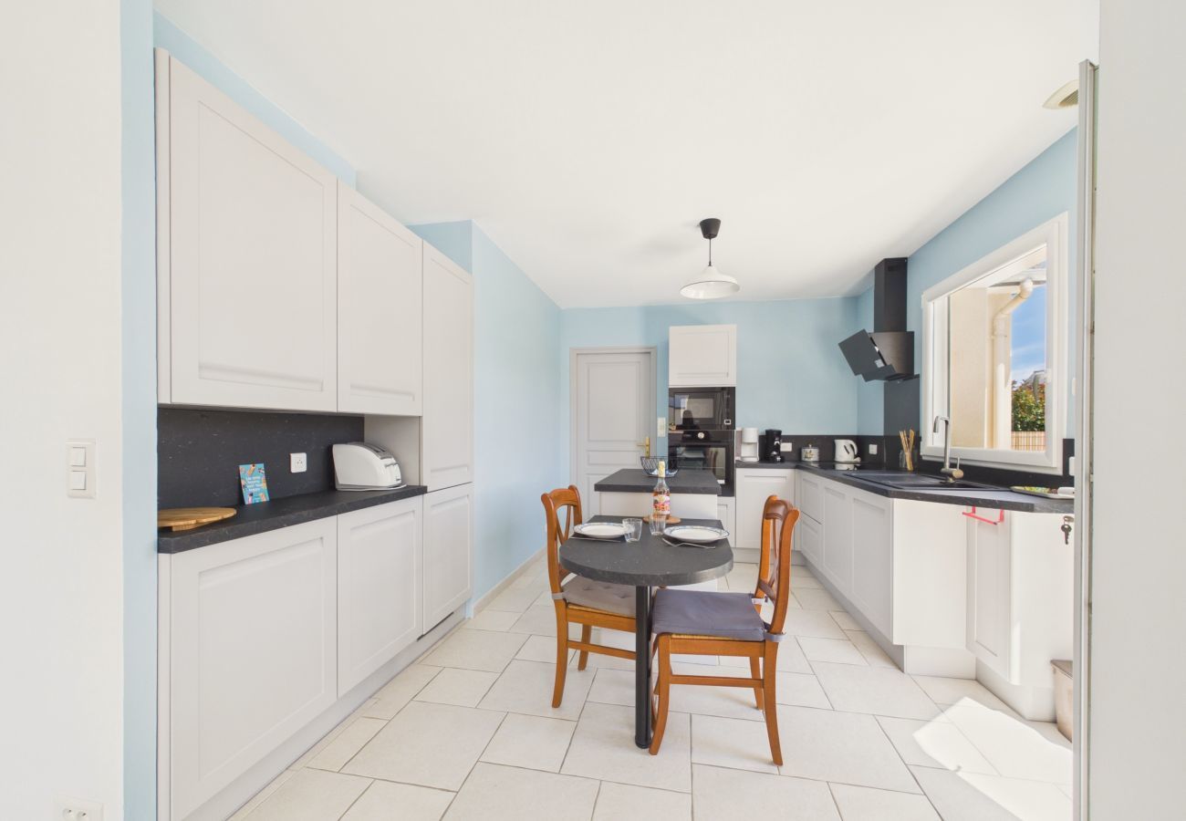 House in Dinard - Cozy home 8 guests, garden & bbq