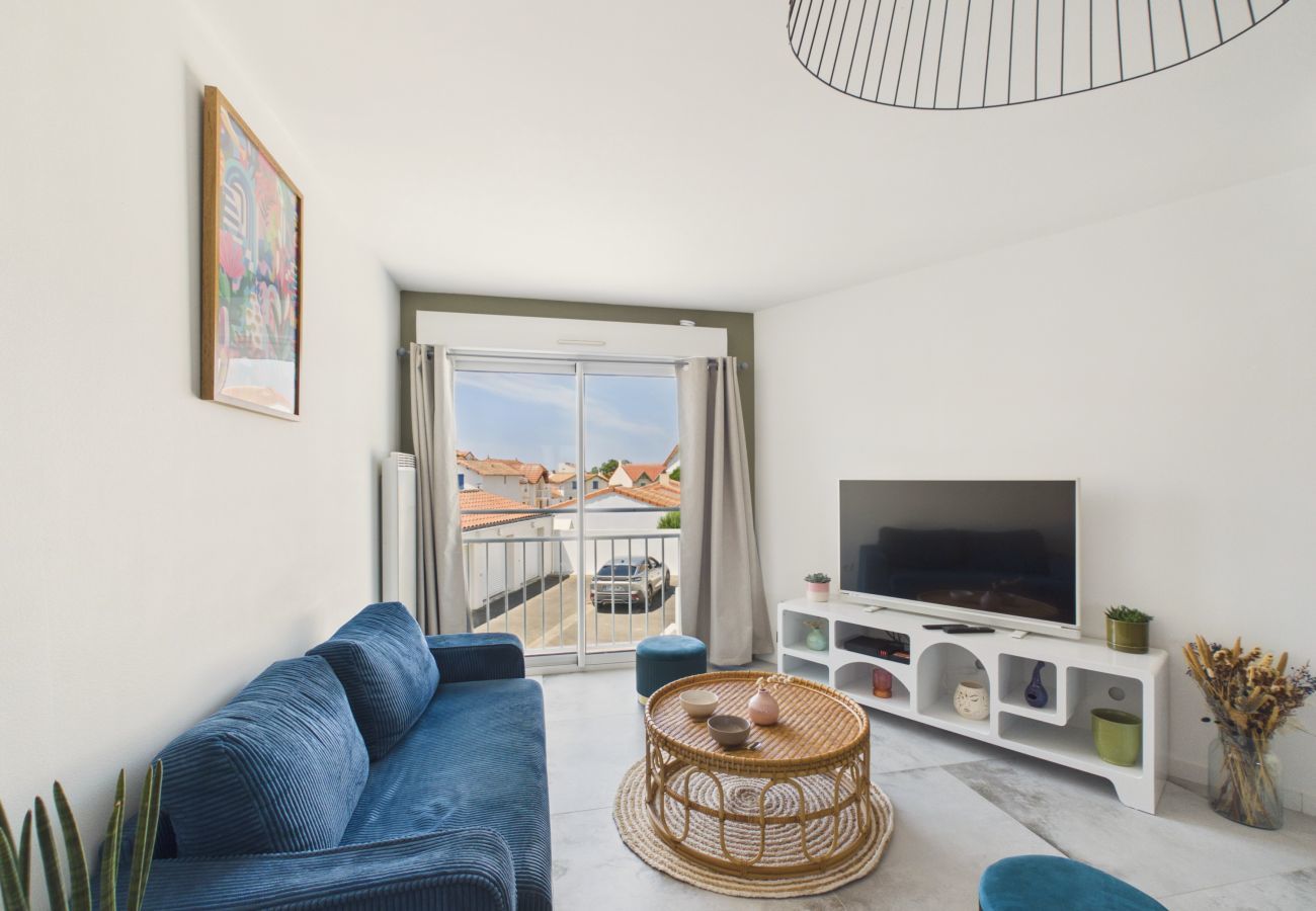 Apartment in Saint-Hilaire-de-Riez - Cozy Apt, WiFi & Parking, Walk Everywhere