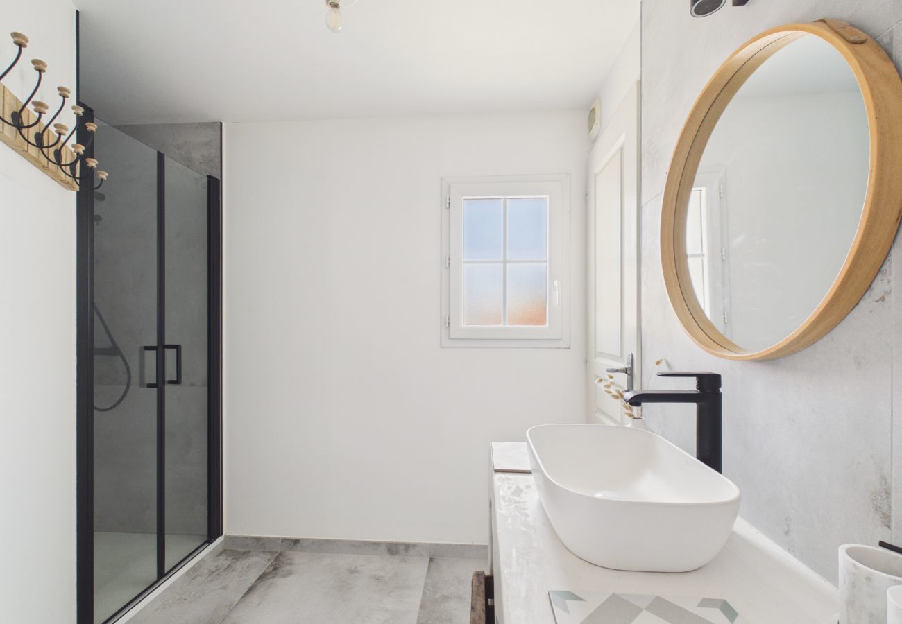 Apartment in Saint-Hilaire-de-Riez - Cozy Apt, WiFi & Parking, Walk Everywhere