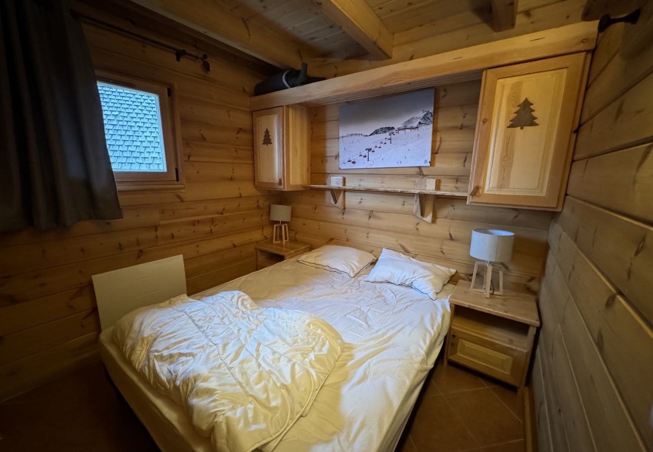 Chalet in Le Dévoluy - 250m from slopes, chalet for 10 & shared pool