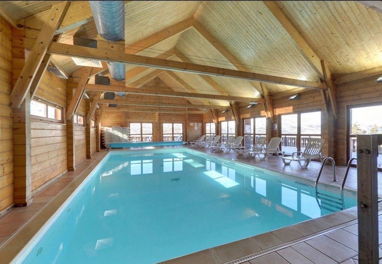 Chalet in Le Dévoluy - 250m from slopes, chalet for 10 & shared pool
