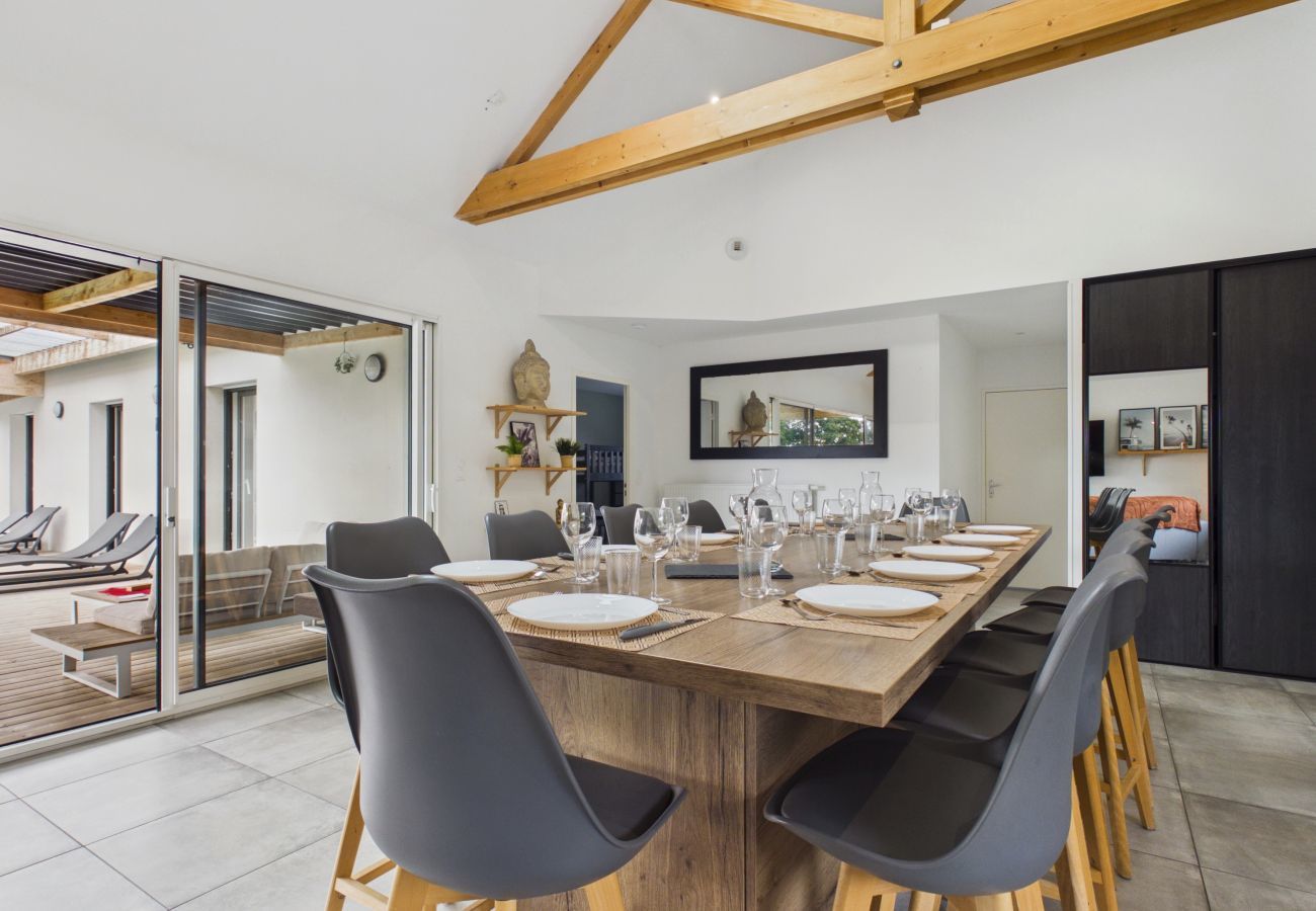 House in Saint-Alban - 15-person house, heated pool, near beach