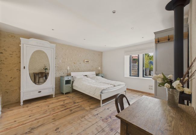 Casa en Fossemagne - Antigua granja renovada para 6 en 2 pisos Casa en Fossemagne - Antigua granja renovada para 6 en 2 pisos