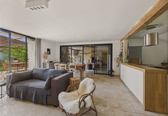 Casa en Fossemagne - Antigua granja renovada para 6 en 2 pisos Casa en Fossemagne - Antigua granja renovada para 6 en 2 pisos