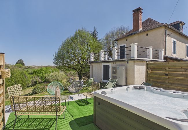 Casa en Terrasson-Lavilledieu - Gran jardín, terraza y jacuzzi – casa para 7 