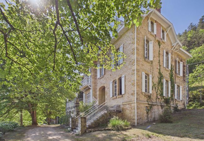 Casa en Saint-Léon-sur-Vézère - Gran Mansión con Terraza y Piscina para 10 