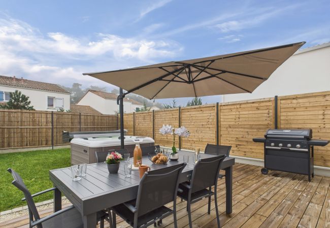 Casa en Saint-Vincent-sur-Jard - A 350 m del mar–Casa con jardín y jacuzzi, para 8