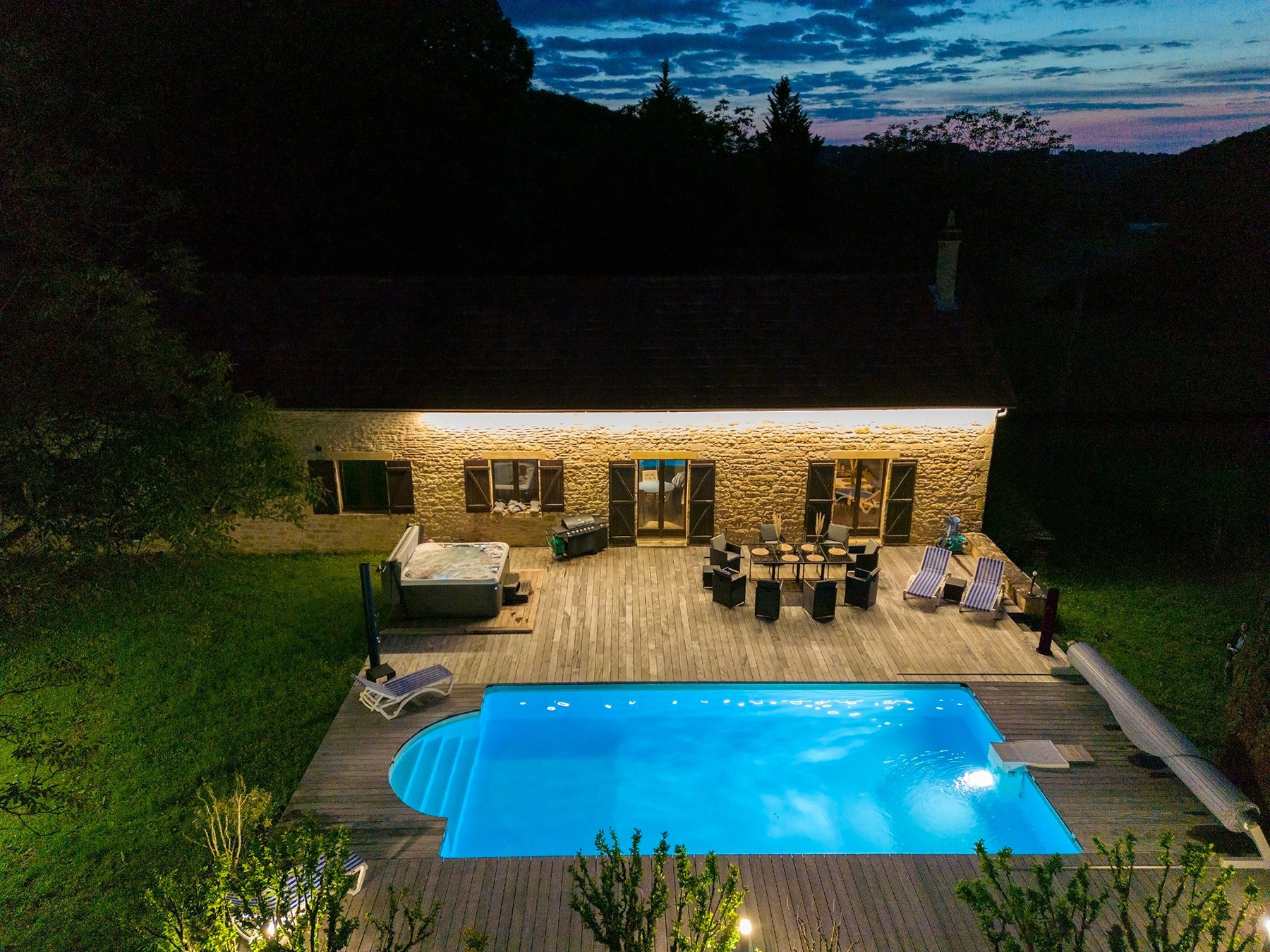 Casa en Montignac - Piscina climatizada y jacuzzi – 4 adultos, 4 niños
