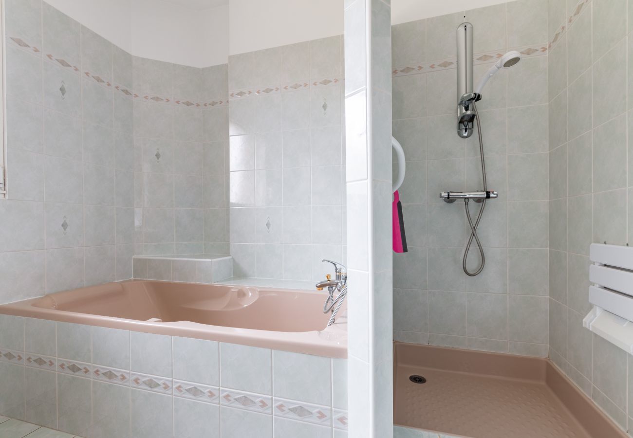 Casa en Arzon - Casa colorida con jacuzzi - 300m de la playa