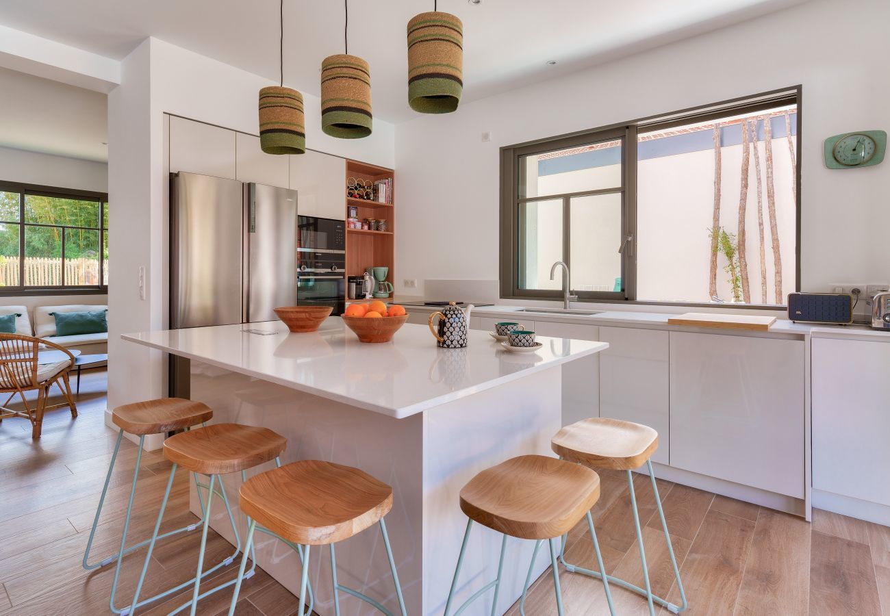 Casa en Andernos-les-Bains - Espaciosa Villa bajo los pinos y piscina 