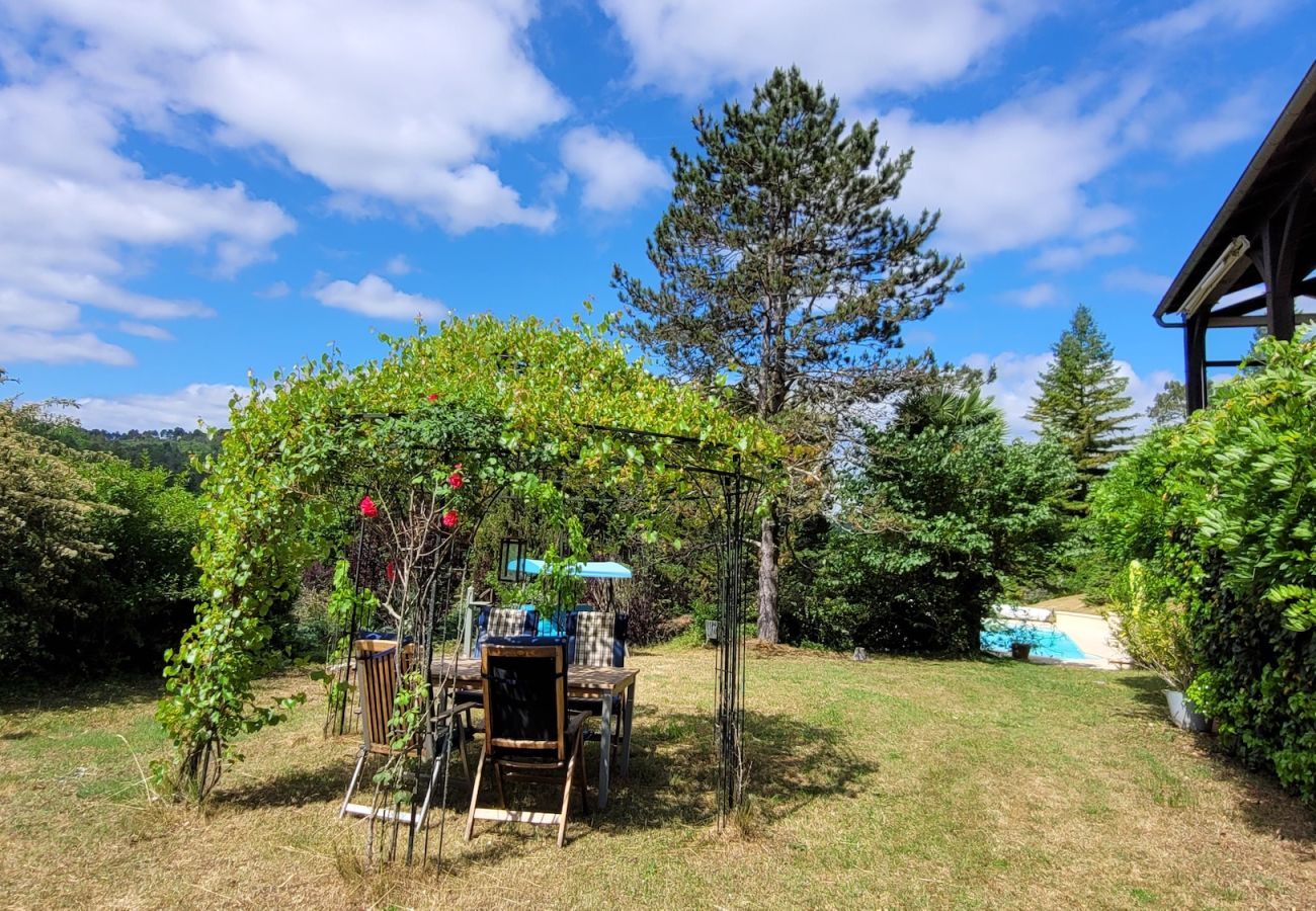 Casa en Auriac-du-Périgord - Finca para 8 personas con piscina