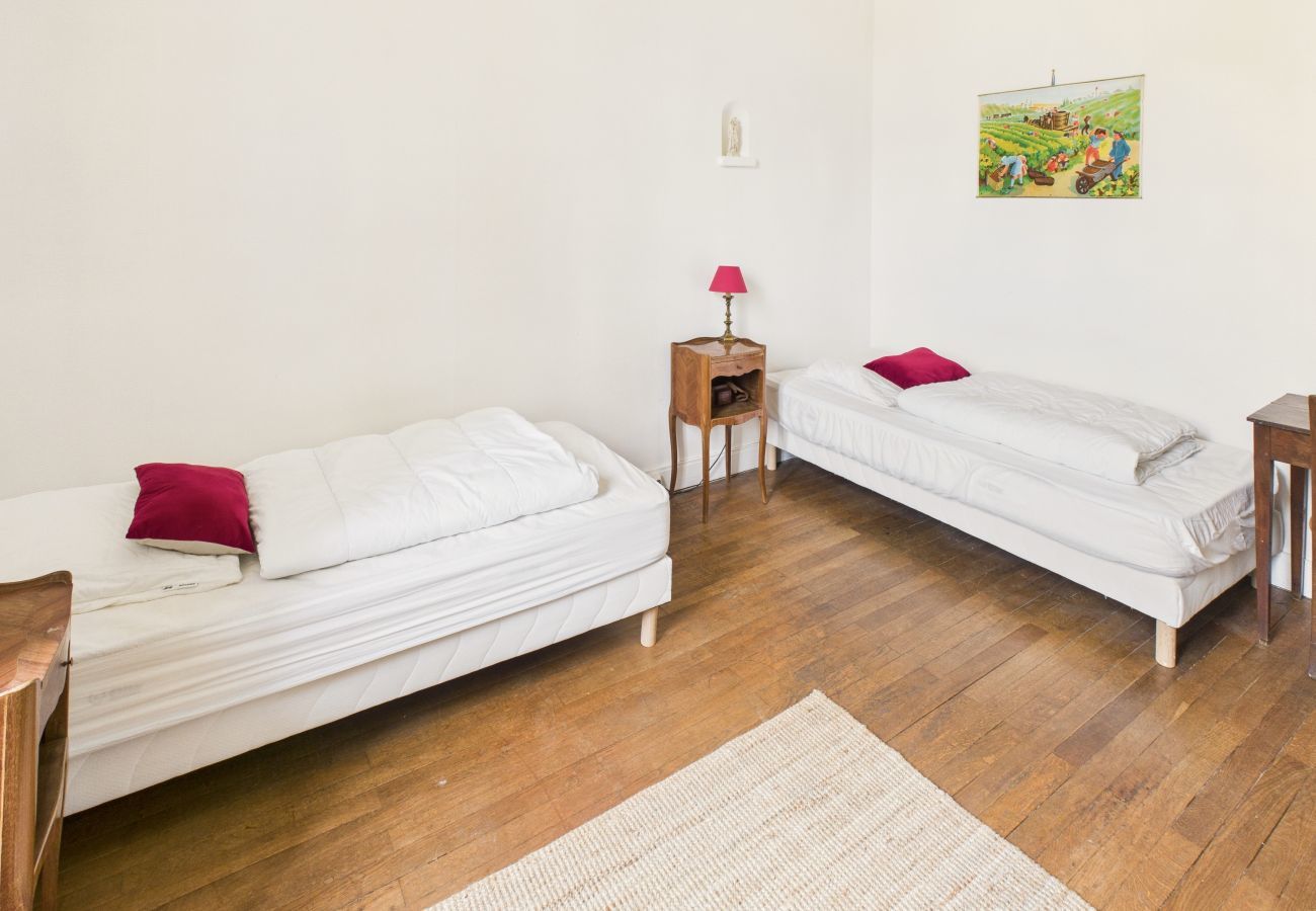 Casa en Saint-Léon-sur-Vézère - Gran Mansión con Terraza y Piscina para 10 