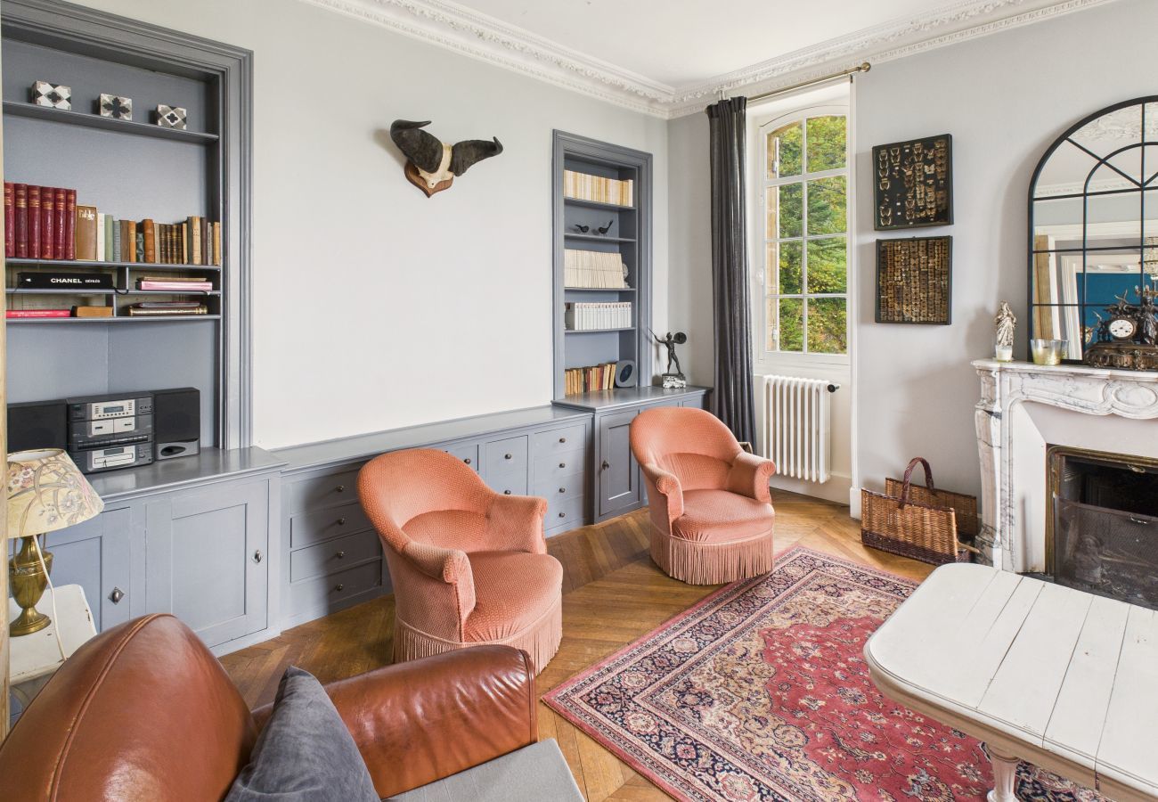 Casa en Saint-Léon-sur-Vézère - Gran Mansión con Terraza y Piscina para 10 