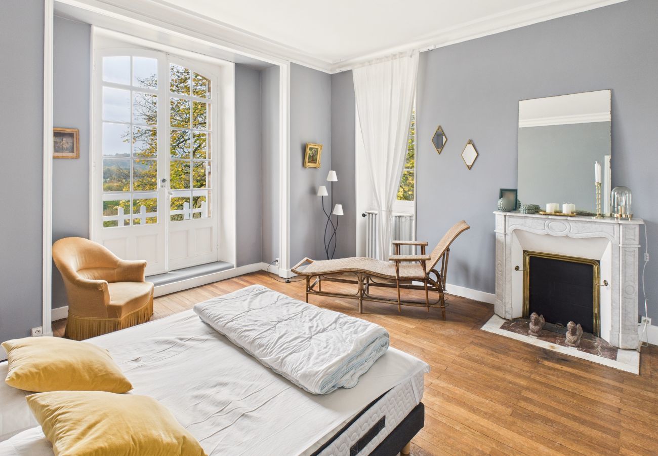 Casa en Saint-Léon-sur-Vézère - Gran Mansión con Terraza y Piscina para 10 