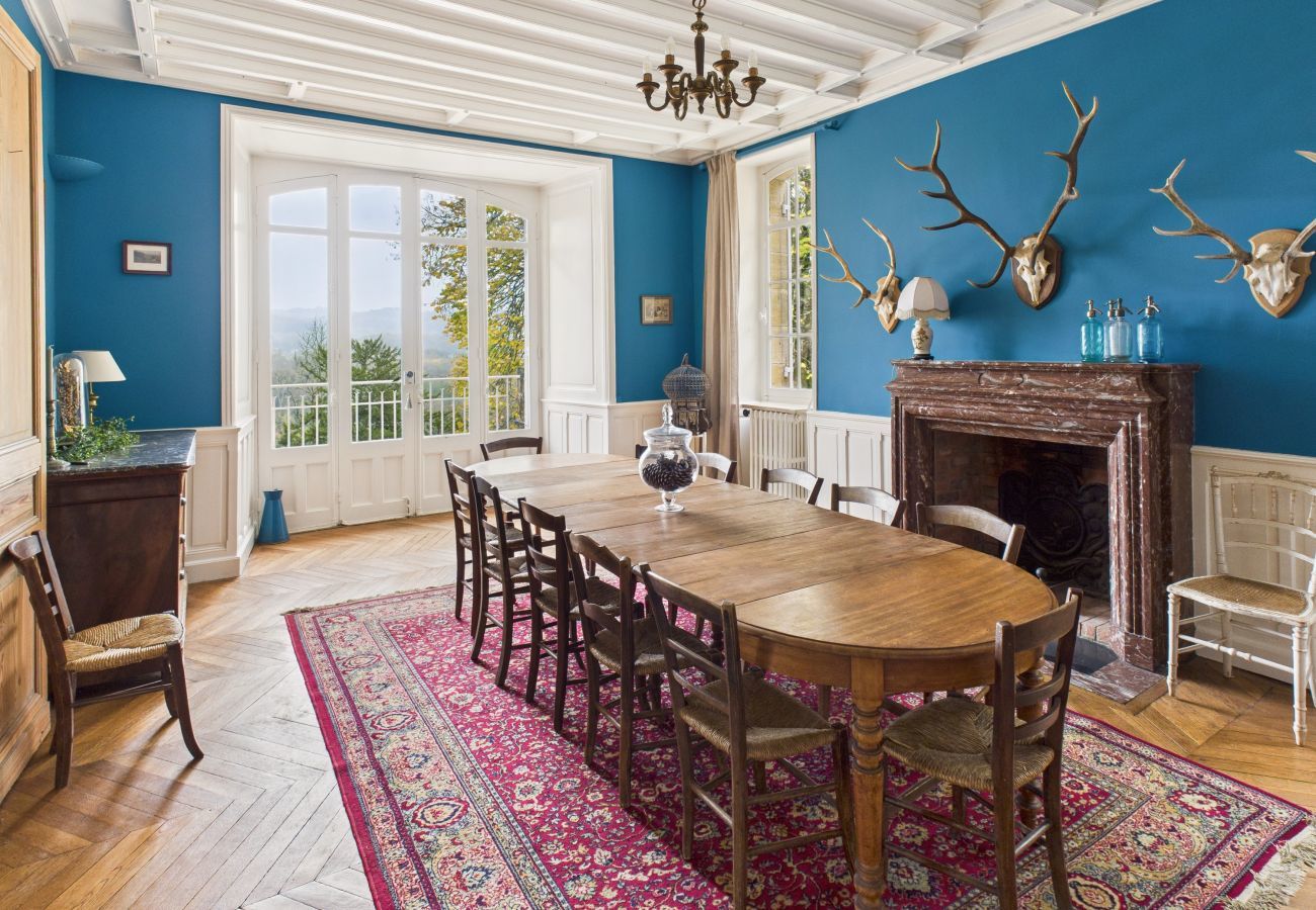 Casa en Saint-Léon-sur-Vézère - Gran Mansión con Terraza y Piscina para 10 