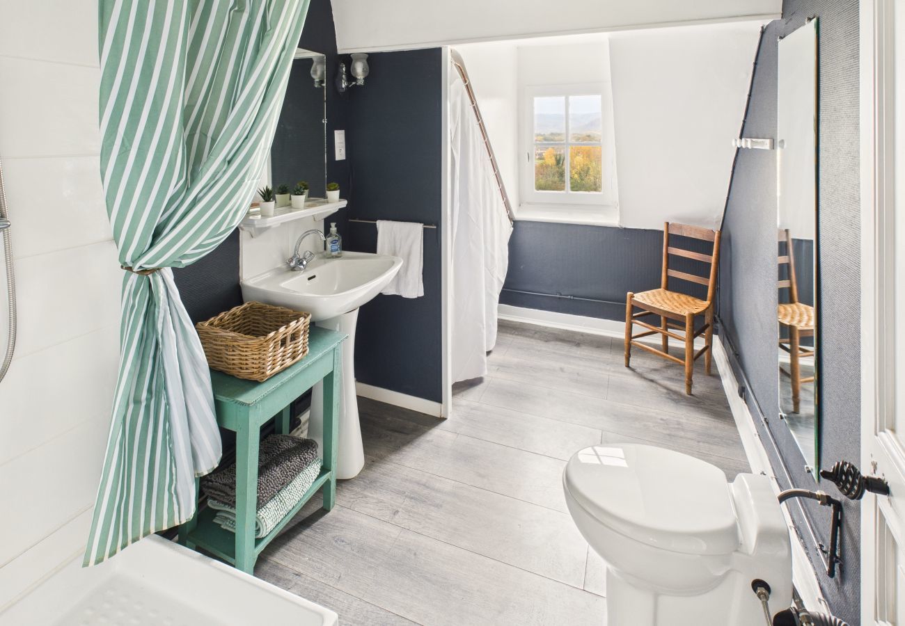 Casa en Saint-Léon-sur-Vézère - Gran Mansión con Terraza y Piscina para 10 