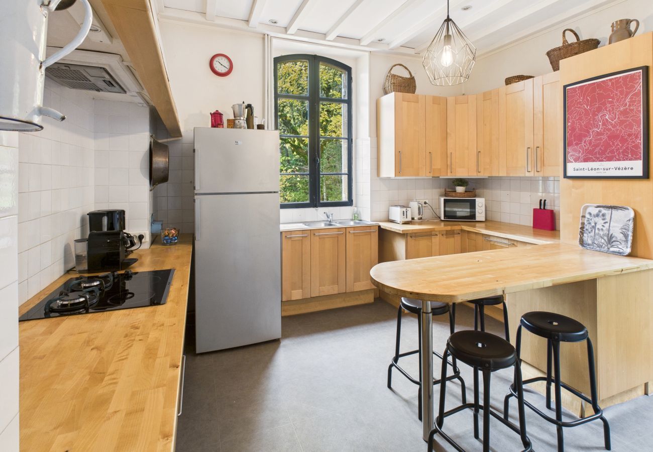 Casa en Saint-Léon-sur-Vézère - Gran Mansión con Terraza y Piscina para 10 