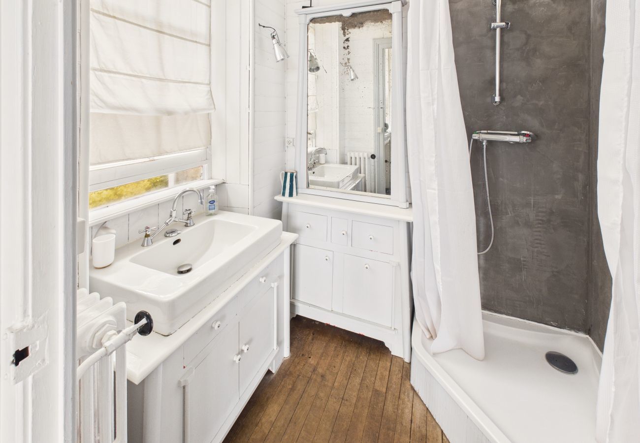 Casa en Saint-Léon-sur-Vézère - Gran Mansión con Terraza y Piscina para 10 