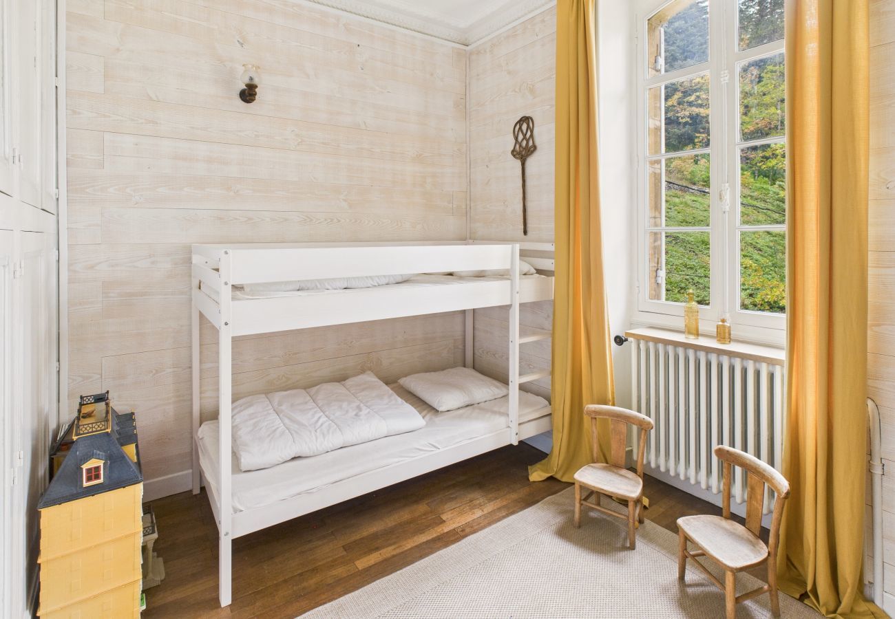 Casa en Saint-Léon-sur-Vézère - Gran Mansión con Terraza y Piscina para 10 