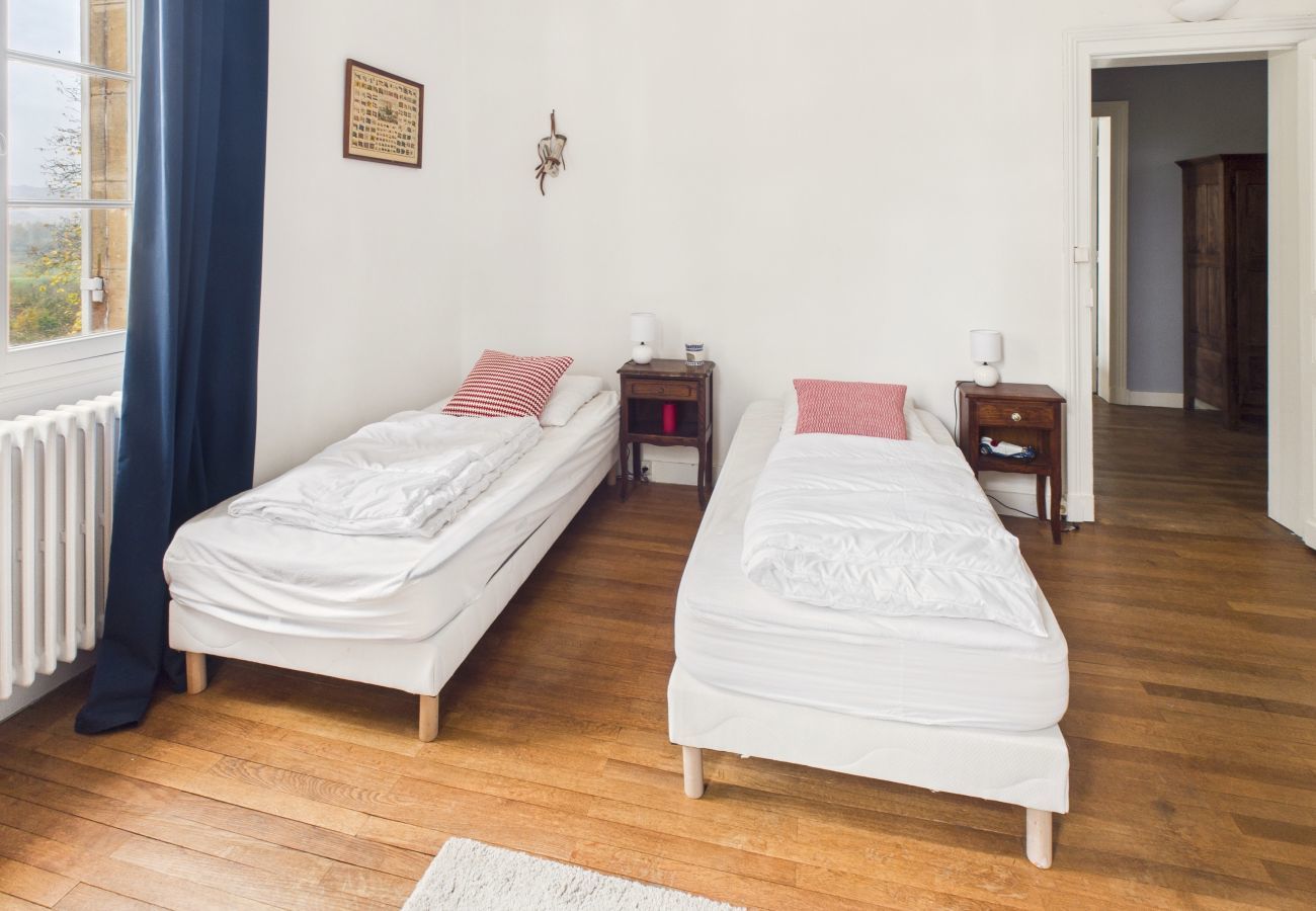 Casa en Saint-Léon-sur-Vézère - Gran Mansión con Terraza y Piscina para 10 