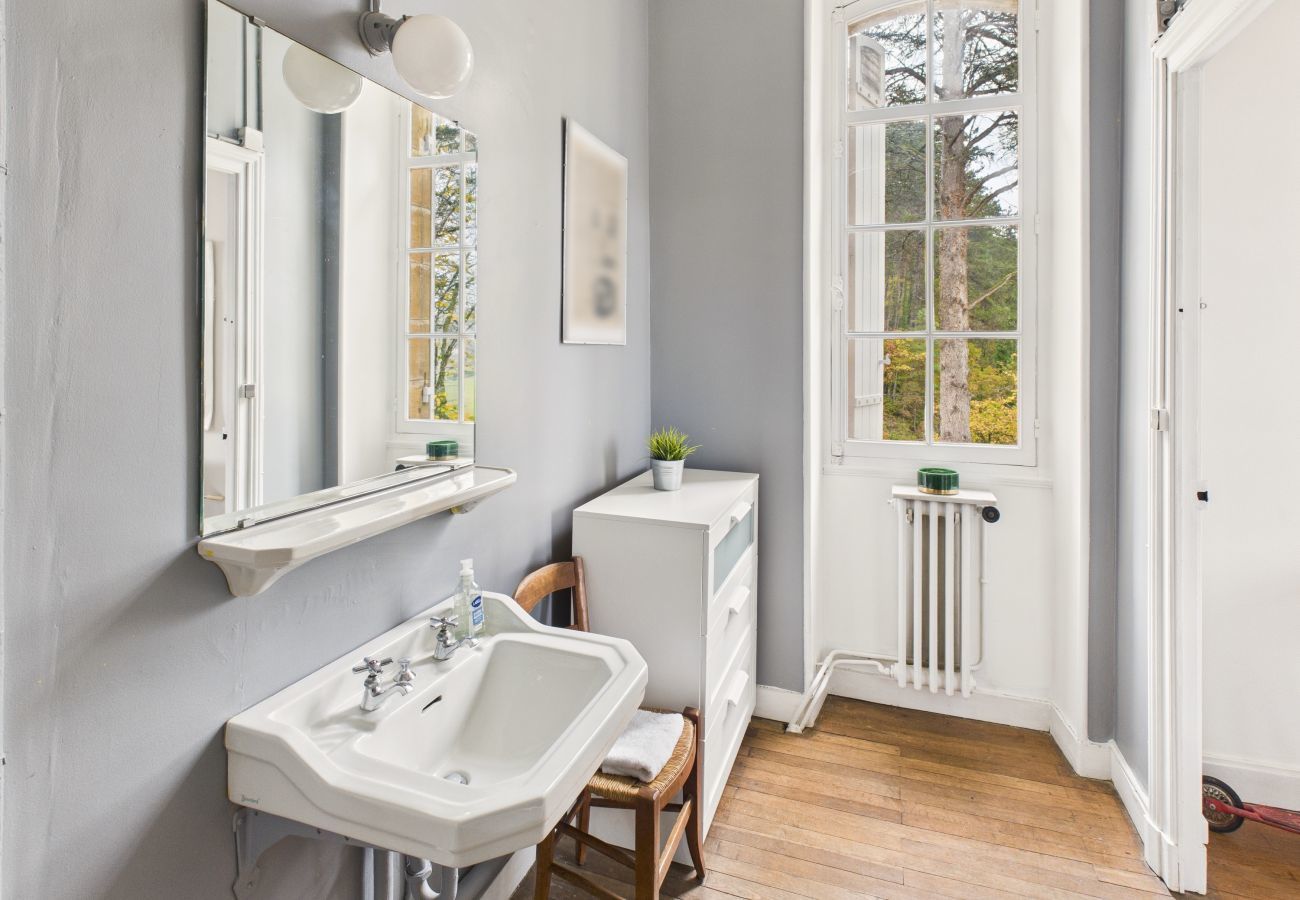 Casa en Saint-Léon-sur-Vézère - Gran Mansión con Terraza y Piscina para 10 