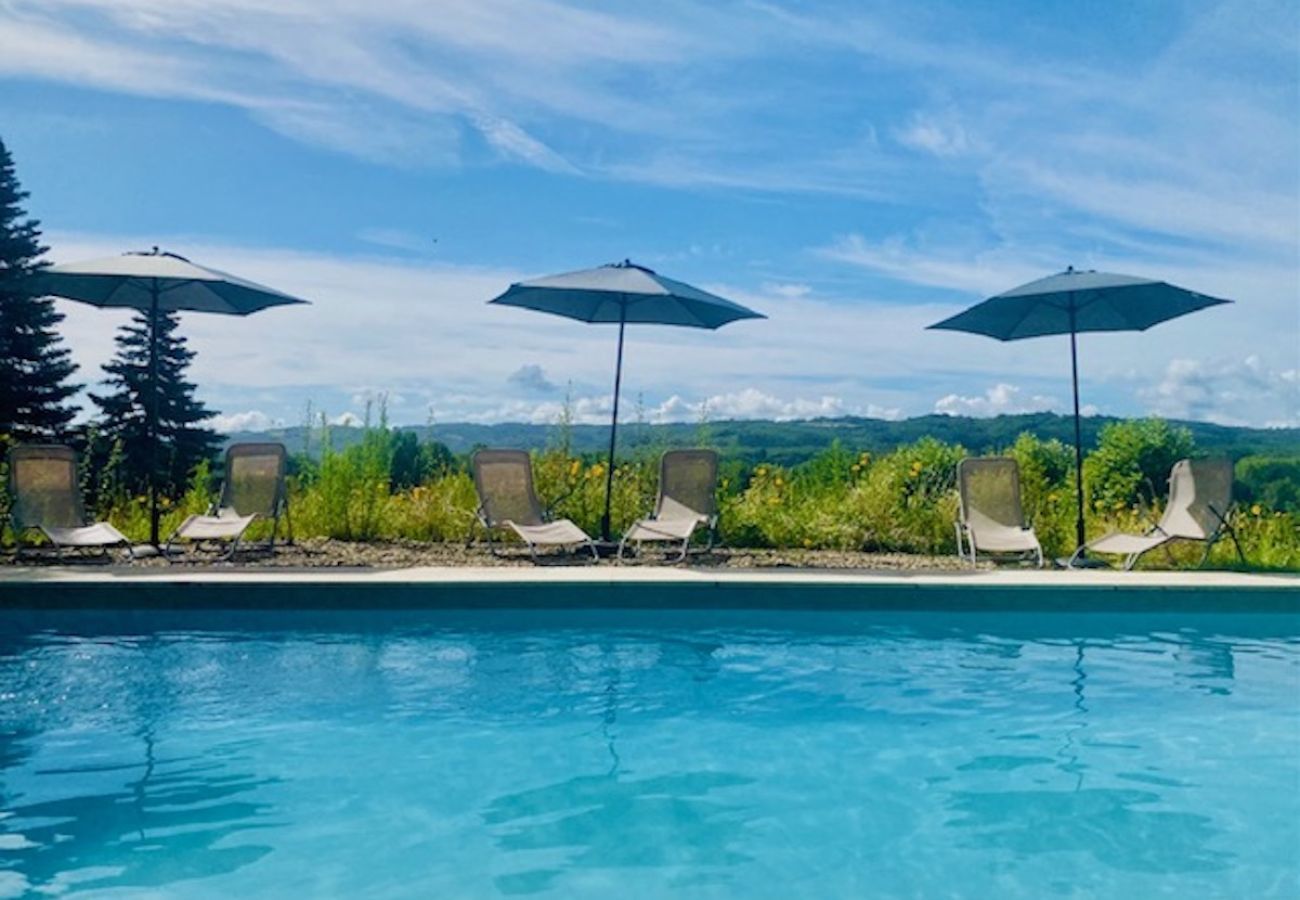 Casa en Saint-Léon-sur-Vézère - Gran Mansión con Terraza y Piscina para 10 