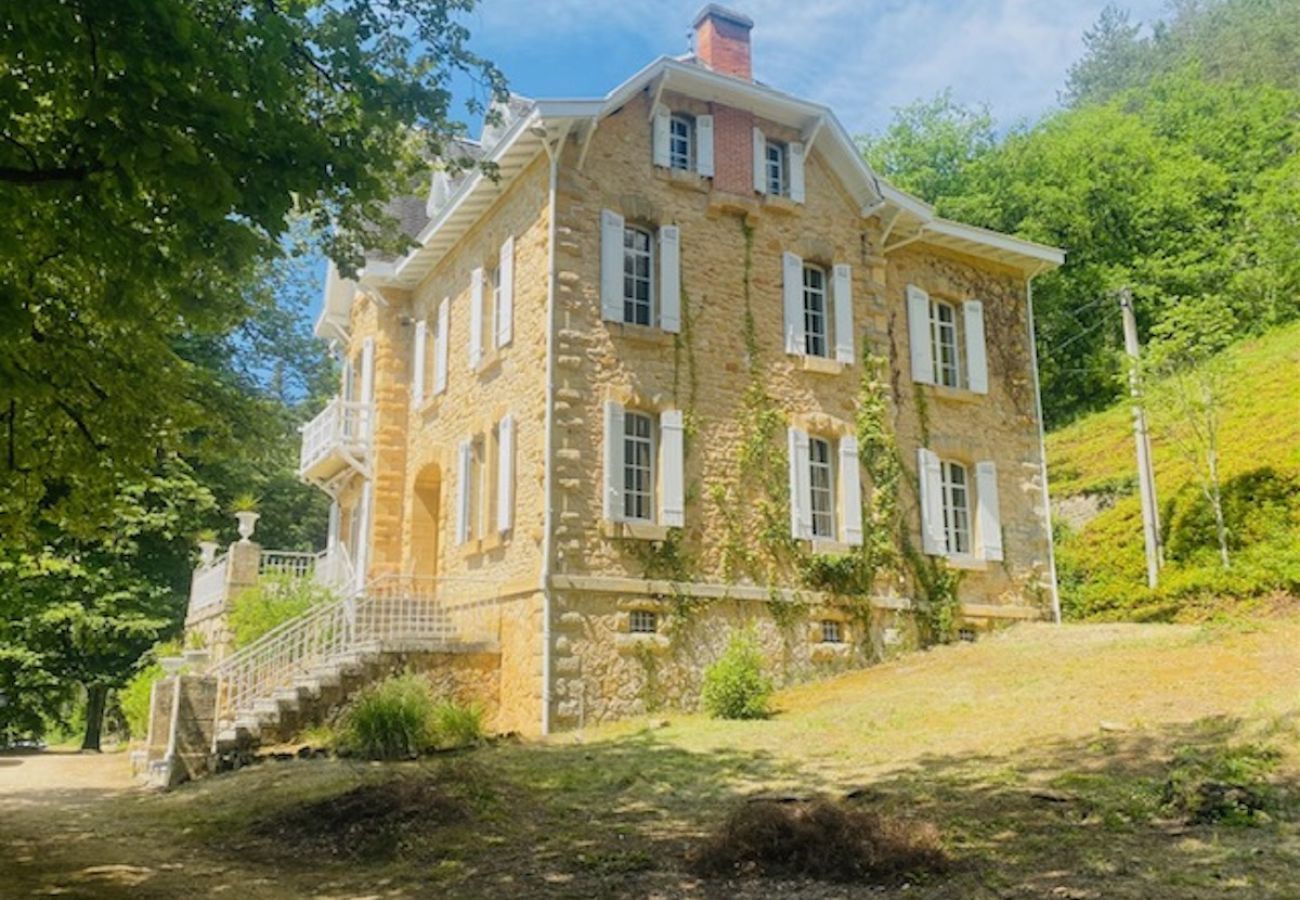 Casa en Saint-Léon-sur-Vézère - Gran Mansión con Terraza y Piscina para 10 