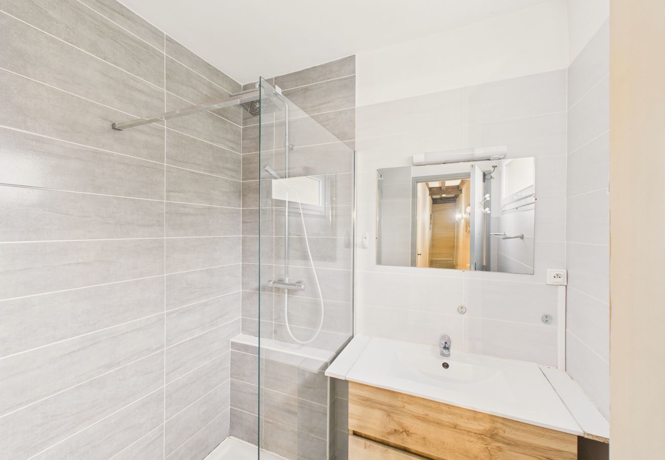 Casa en Sarlat-la-Canéda - Amplia Casa Familiar con Piscina para 12 Personas