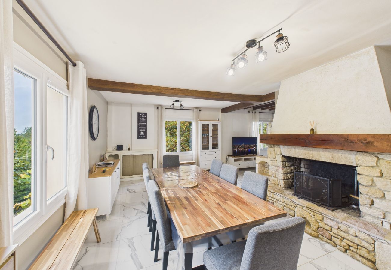 Casa en Sarlat-la-Canéda - Amplia Casa Familiar con Piscina para 12 Personas