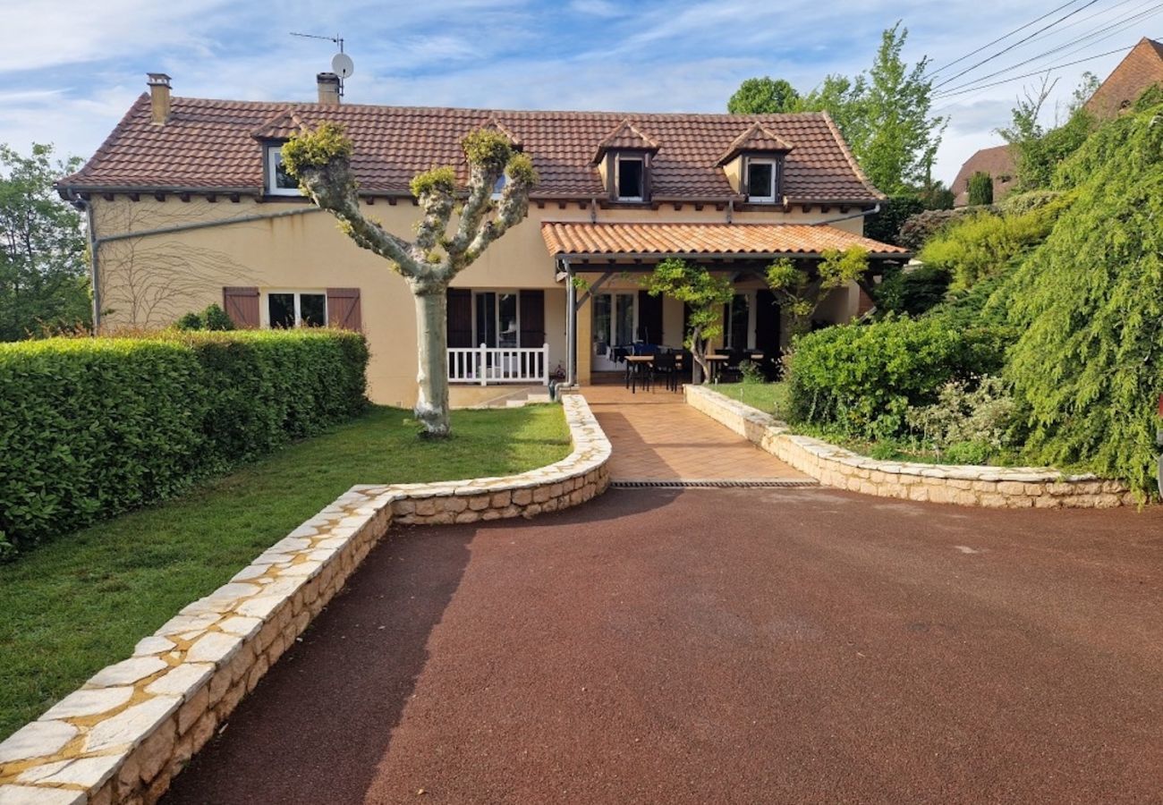 Casa en Sarlat-la-Canéda - Amplia Casa Familiar con Piscina para 12 Personas