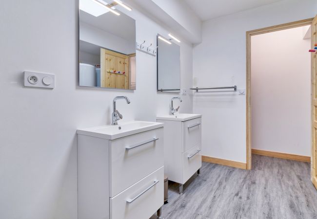 Appartement à Genos - À 80m des pistes, bel appartement pour 15 Appartement à Genos - À 80m des pistes, bel appartement pour 15