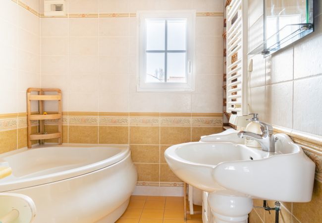 Maison à L'Epine - Maison pour 6 - Piscine - 750m de la plage Maison à L'Epine - Maison pour 6 - Piscine - 750m de la plage