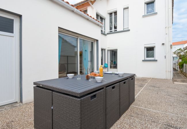 Maison à La Barre-de-Monts - Maison pour 7 à 100m de la plage - Jardin  Maison à La Barre-de-Monts - Maison pour 7 à 100m de la plage - Jardin