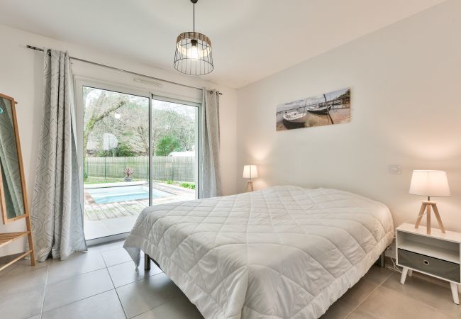 Maison à Arès - Maison pour 6 -Piscine - 150m de la plage à Arès Maison à Arès - Maison pour 6 -Piscine - 150m de la plage à Arès