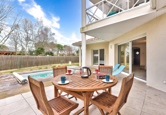 Maison à Arès - Maison pour 6 -Piscine - 150m de la plage à Arès Maison à Arès - Maison pour 6 -Piscine - 150m de la plage à Arès