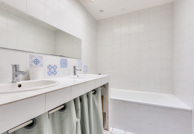 Maison à Arès - 950m de la plage - Maison pour 10 avec piscine Maison à Arès - 950m de la plage - Maison pour 10 avec piscine