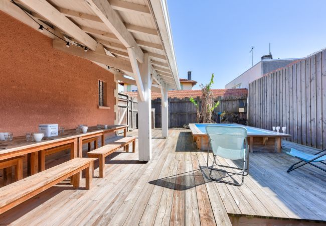 Maison à Arès - 950m de la plage - Maison pour 10 avec piscine Maison à Arès - 950m de la plage - Maison pour 10 avec piscine