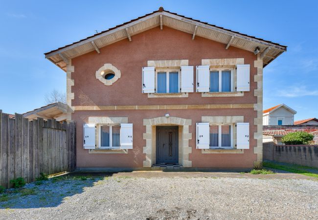 Maison à Arès - 950m de la plage - Maison pour 10 avec piscine Maison à Arès - 950m de la plage - Maison pour 10 avec piscine