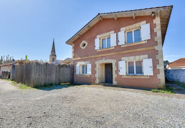 Maison à Arès - 950m de la plage - Maison pour 10 avec piscine Maison à Arès - 950m de la plage - Maison pour 10 avec piscine