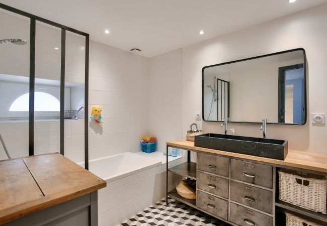 Maison à La Ville-ès-Nonais - Vue exceptionnelle - Accès privé front de mer Maison à La Ville-ès-Nonais - Vue exceptionnelle - Accès privé front de mer