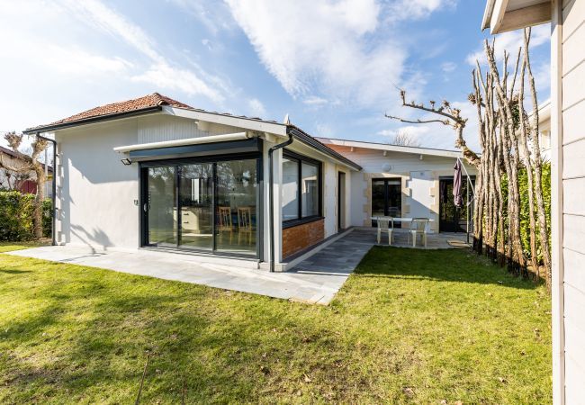 Villa à Andernos-les-Bains - Jardin et confort à 600m de la plage de la Jetée Villa à Andernos-les-Bains - Jardin et confort à 600m de la plage de la Jetée