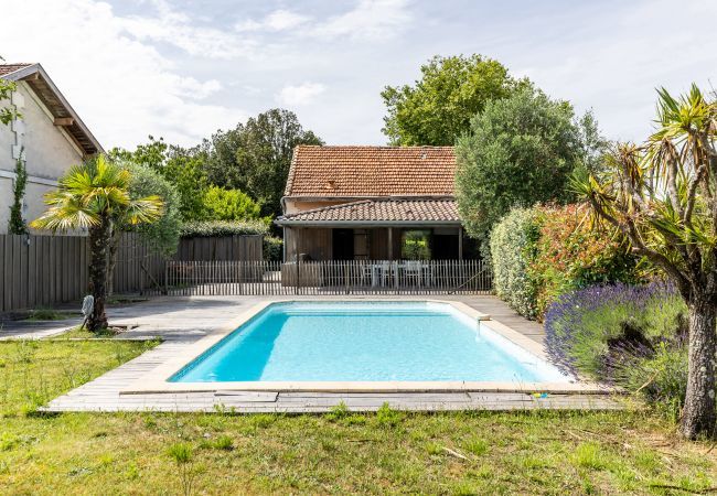 Maison à Andernos-les-Bains - À 400m de la plage, maison pour 12 avec piscine