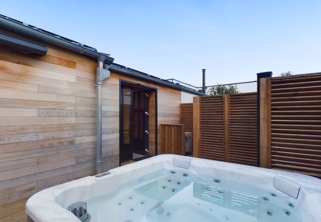 Maison à Saint-Gilles-Croix-de-Vie - Maison Floréal cœur de St-Gilles pour 6 - Jacuzzi Maison à Saint-Gilles-Croix-de-Vie - Maison Floréal cœur de St-Gilles pour 6 - Jacuzzi