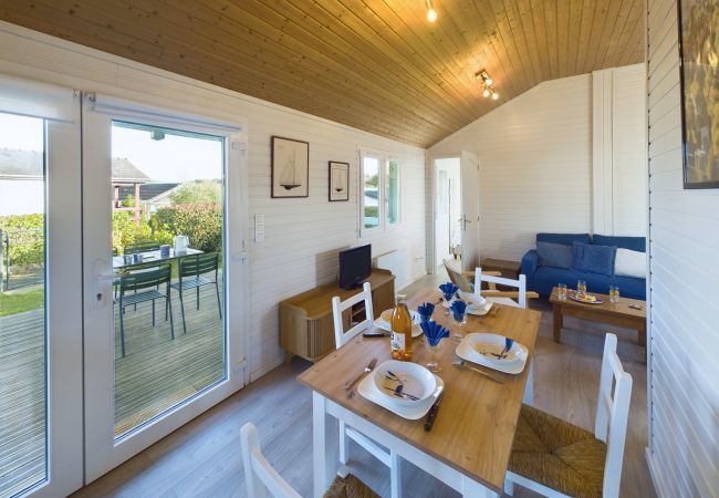 Bungalow à Pont-l´Abbé - Chalet pour 4 dans une résidence avec piscine  Bungalow à Pont-l´Abbé - Chalet pour 4 dans une résidence avec piscine