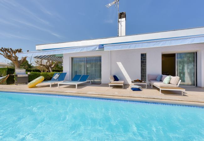 Villa à Lanton - Villa pour 9 sur le Port de Taussat avec piscine Villa à Lanton - Villa pour 9 sur le Port de Taussat avec piscine