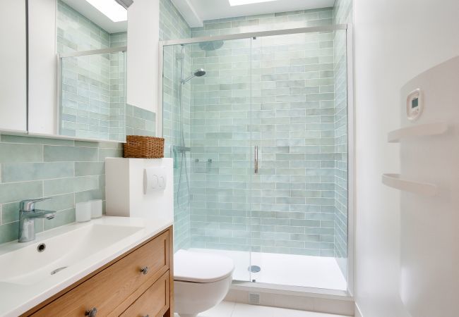 Appartement à Dinard - Vue mer, 150 m de la plage, hyper centre Appartement à Dinard - Vue mer, 150 m de la plage, hyper centre